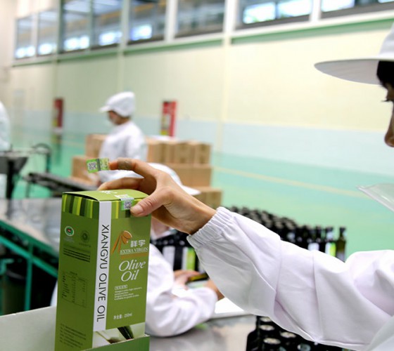 公司國(guó)通“訂單農(nóng)業(yè)”模式，獨(dú)創(chuàng)8小時(shí)限時(shí)鮮榨，從手工采摘、按質(zhì)收購(gòu)、便捷運(yùn)輸、純物理冷榨、充氮低恒溫儲(chǔ)存、灌裝等全程管理，并通過(guò)嚴(yán)格的品質(zhì)控..