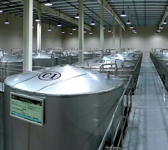 公司擁有都橄欖行業(yè)中亞洲最大的萬(wàn)噸標(biāo)準(zhǔn)化恒溫避光隔氧儲(chǔ)油庫(kù)，具備最佳的15℃-22℃低恒溫儲(chǔ)存環(huán)境。全部?jī)?chǔ)油罐采用食品級(jí)專(zhuān)用不銹鋼制作，采用..