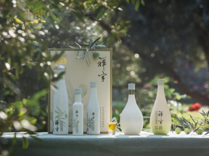 從甘肅隴南的青山幽谷，到一線(xiàn)城市的高端賣(mài)場(chǎng)；從一顆油橄欖在晨露中初綻的青澀，到一..